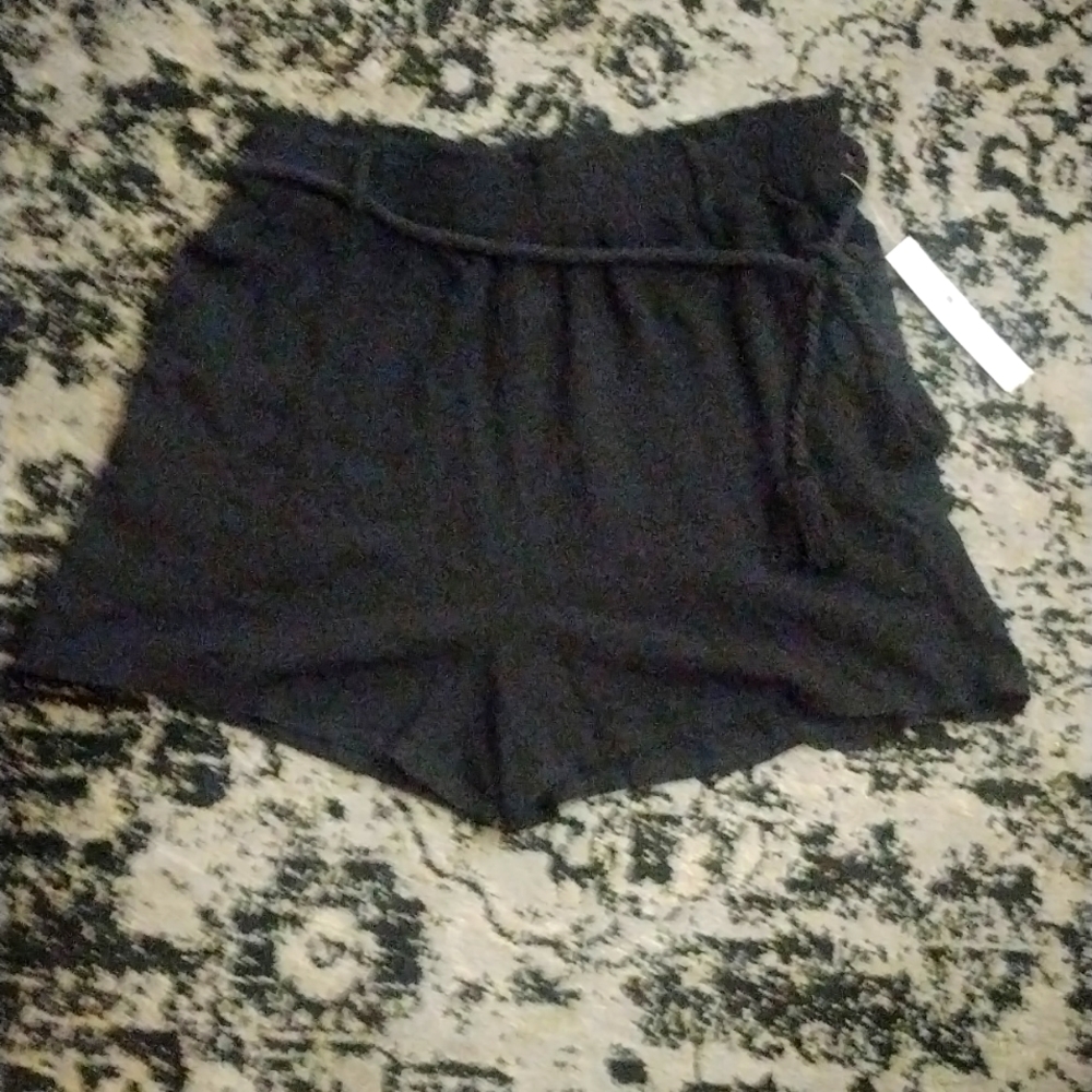 NWT black JOE B. high & elastic waisted newsboy style shorts w/ tasseled belt-M
